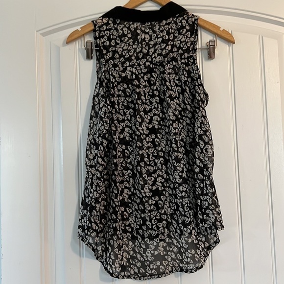 NWT  Skull Print Sleeveless Blouse S - Picture 5 of 7